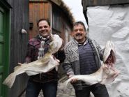 Adolfo y Patxi Giraldo, con sendos ejemplares de bacalao en las Islas Feroe. / BG